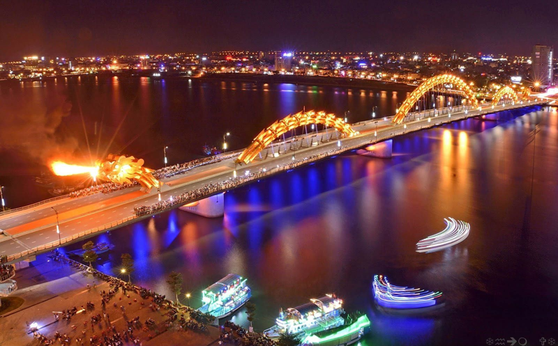 Trải nghiệm xem cầu Rồng phun nước, phun lửa